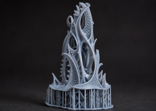 Escultura impressa em resina com estrutura detalhada e vazada